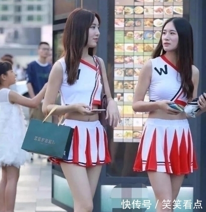  「美女」街拍美女小姐姐：闺蜜行,这样出风头,能考虑一下路人的感受吗！