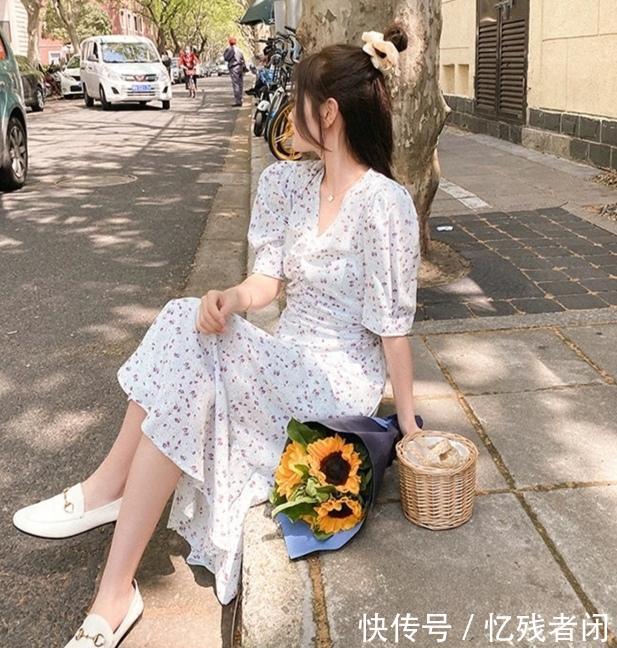 『色为底色』赶紧把白衬衫扔了吧,换上碎花裙,这个春天美死你