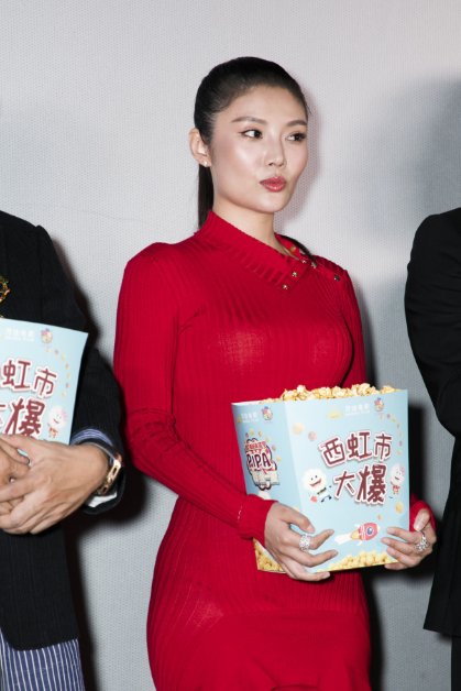 徐冬冬“西红柿装”亮相《西虹市首富》首映礼，紧身衣凸显好身材