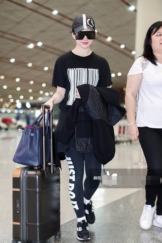 最新机场街拍，瘦身成功的刘亦菲，却又被吐槽腿太粗？