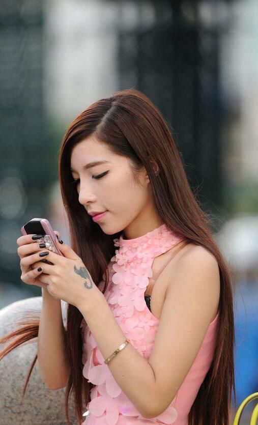 清凉一夏:街拍粉色连衣裙纤瘦小姐姐，美妙的曲线美只适合土豪