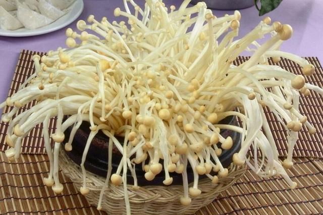  『根部』金针菇的根部切掉了，直接丢掉太浪费，稍作处理金针菇吃不完
