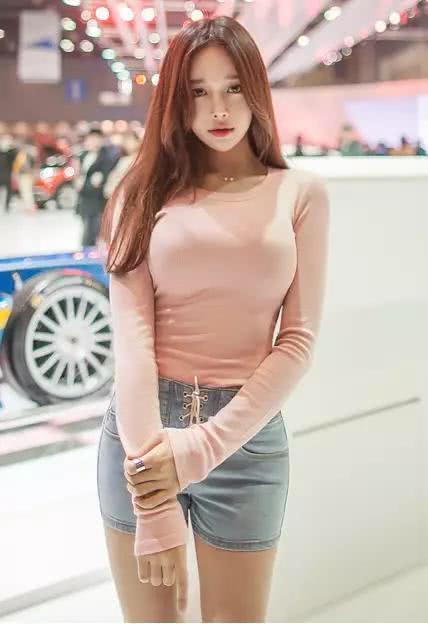 街拍车展上面的热裤美女, 身材与气质俱佳