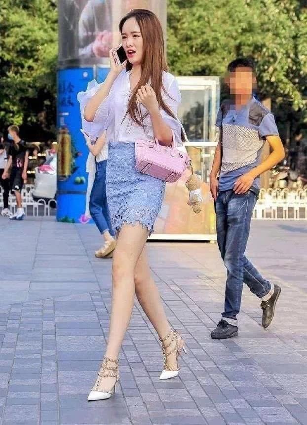 街拍：两闺蜜都穿着紧身裤，各有各的美