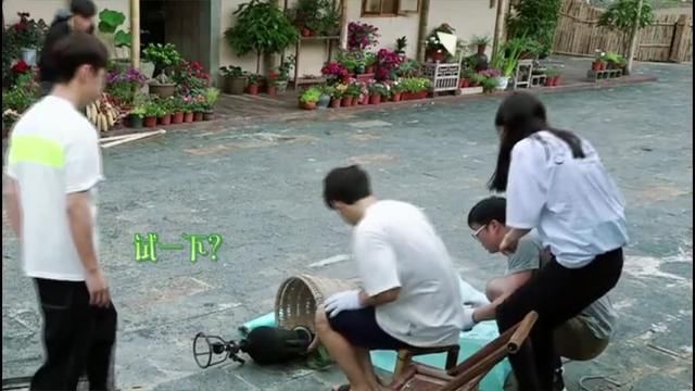 杨颖《向往的生活》被质疑假吃爆米花，官微回应：你们是不是疯了