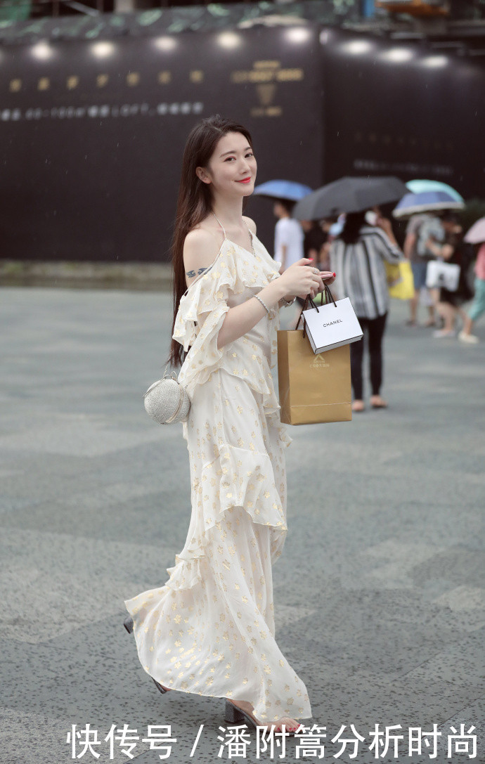 路人街拍的:小姐姐洁白吊带长裙很飘逸,行走在街上如仙女下凡!