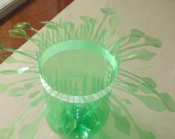  「剪剪」好看的花盆太贵怎么办？自己动手剪剪塑料瓶，既能省钱又贼漂亮