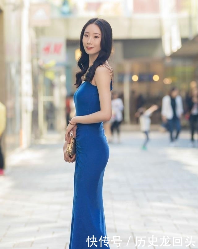 『 美女』气质显得优雅娇媚!,街拍:美女搭配吊带衫和紧身牛仔裤