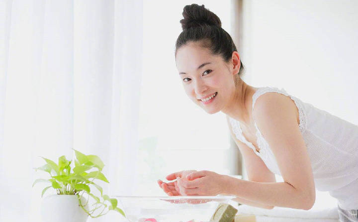 新手化妆，这4步不能少，底妆服帖不脱妆