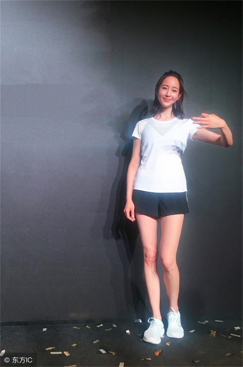 张钧宁穿什么都好看，白色的短袖黑色的短裤，气质好!