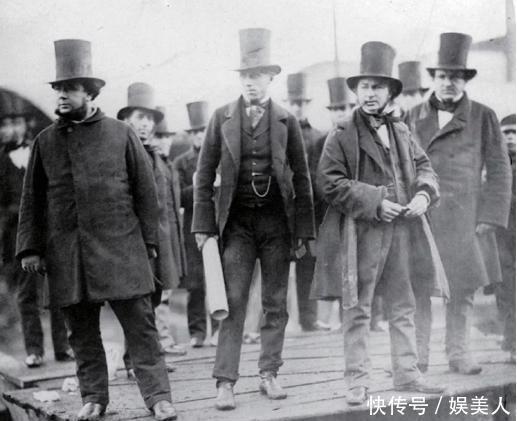  『长袖』“长袖外套”失宠了，今年流行穿“马甲”，少俩袖子搭配更自由