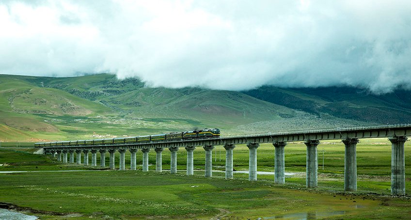 青藏铁路的火车途经格尔木时，为什么必须更换美国的车头