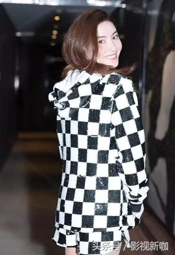 安以轩165，张柏芝也165，二人同穿短裤，网友：差距有点大！