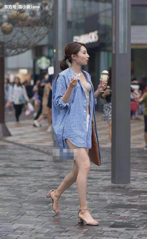 街拍：美女抹胸裙上街，别人头戴的“米奇耳”她却穿胸前！