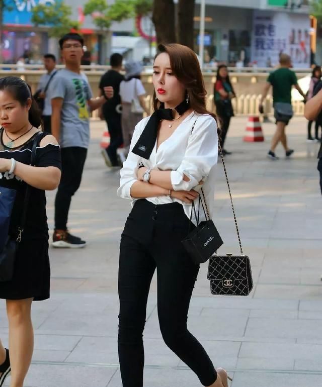  『设计』一双白色的尖头高跟鞋，带着迷人的魅力