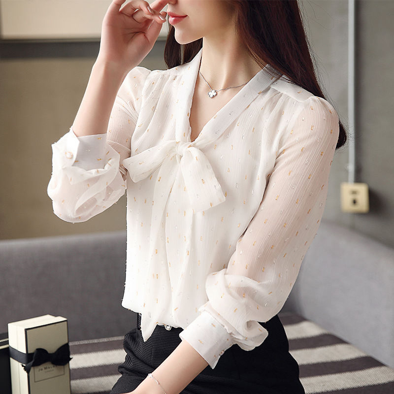 聪明女人早就不穿过膝连衣裙，学下图女人这样穿，气质又减龄