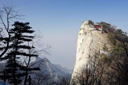 男子突然跳崖，自杀跳崖为啥都选这座山？揭秘华山为啥不能爬三次