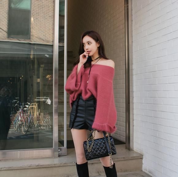 时尚短裙搭配皮靴，性感的魅力让人着迷