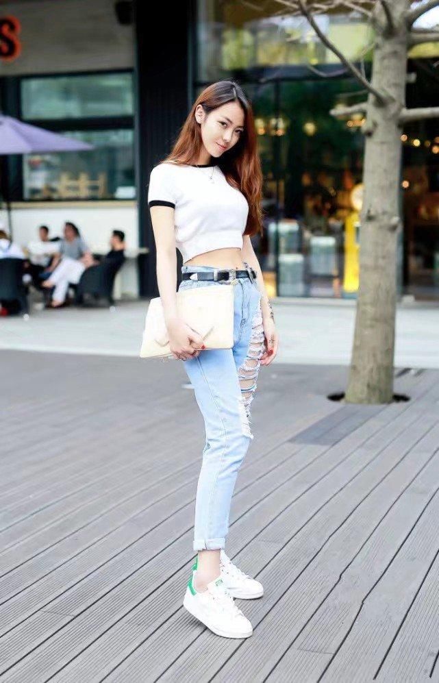 街拍:身材好就喜欢穿紧身的衣服,美女们用实际行动证明