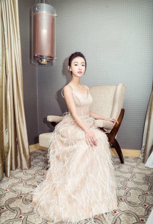 把气场挂在脸上，看吴谨言就知道，这才是年轻的资本