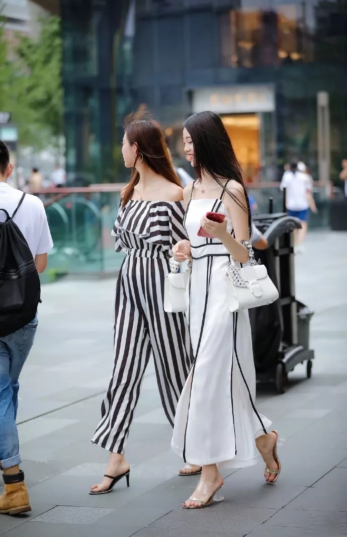 美女街拍：成熟高挑挺拔美女，高冷性感或甜美火辣你更喜欢哪种？