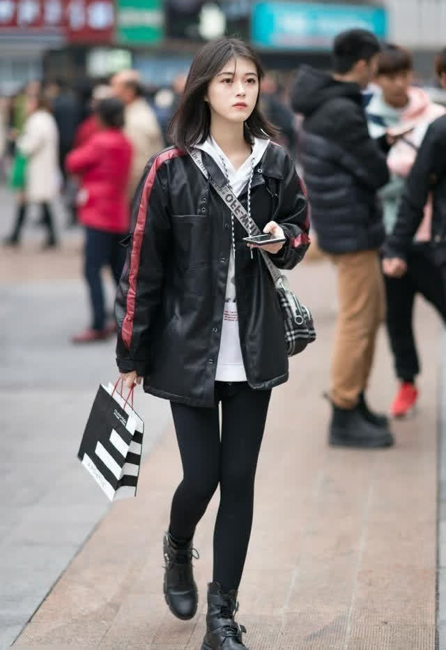 【乖巧】街拍:小美女笑容甜美可爱,乖巧伶俐,非常的有魅力