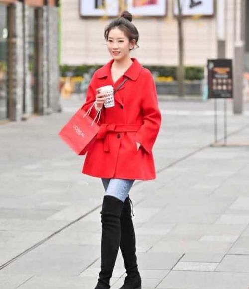 「美女」美女时尚街拍：明眸善睐的美女，一件灰色短袖配浅色牛仔裤，青春活力气息
