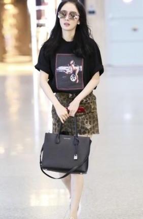 杨幂到底咋想的？鞋子上还要戴个“铁环”，走路不挤脚吗？