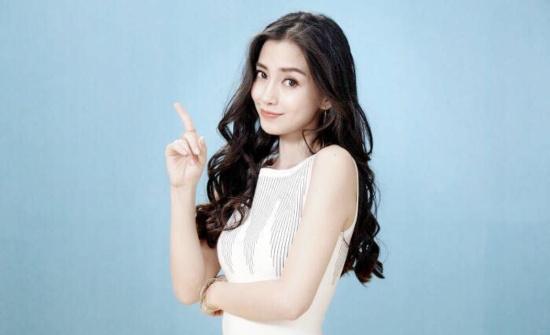 郑爽短发显干练，热巴长发最迷人，看众多女星染发，她却好似大妈