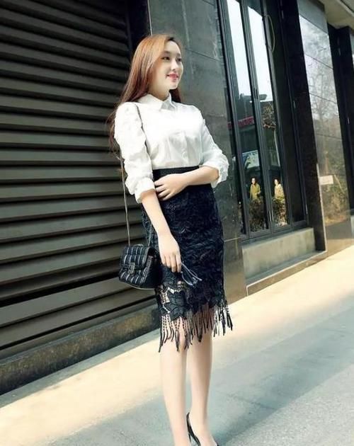  『气质』街拍：面带微笑的美女，一件白色衬衫配黑色半身裙，时尚优雅气质