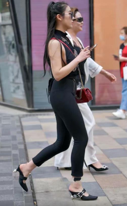 街拍：紧身裤勾勒完美翘臀，与母亲独占街头