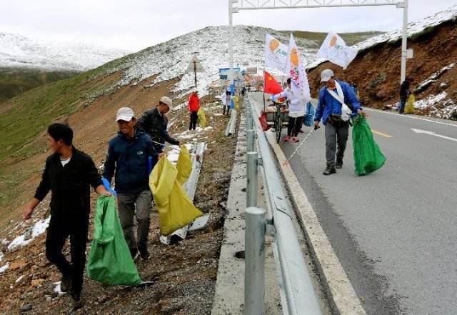  「路边」自驾川藏线，被路边的藏民清洁工所惊到，一个生产队的人来捡垃圾