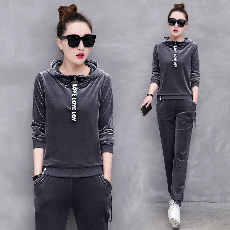 不喜欢穿裙子的女人有福了，瞧瞧8月新款套装，穿上身女人味十足