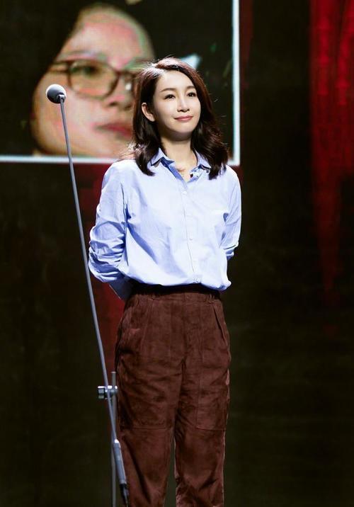 40岁秦海璐装嫩太用力，白色蛋糕裙穿出58岁老粗腿，网友：真尴尬