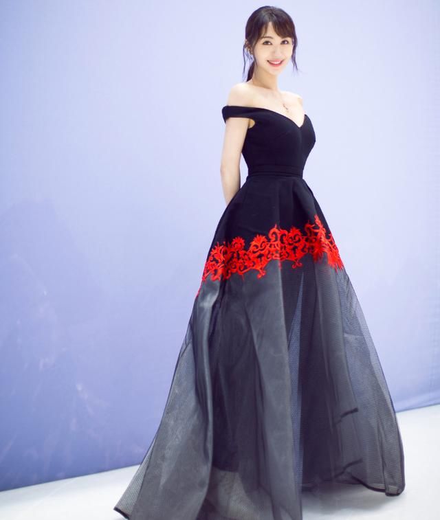 李菲儿穿搭好时髦，连衣裙=睡衣+护士服，一般人容易穿成大