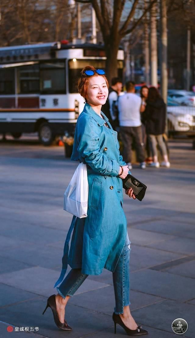  [美女]时尚街拍：普普通通的穿衣搭配方法，时尚潮流美女一直可以一般的衣服裤子搭出不同寻常