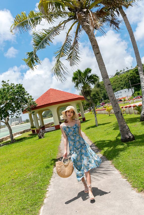 女神孙允珠，静谧海洋西西里蓝莓吊带长裙