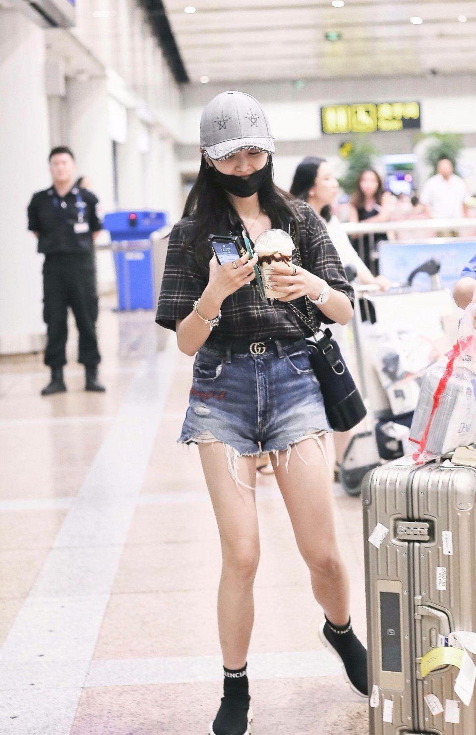 吴宣仪穿衣服一成不变!总是上演下衣失踪，网友:看得我都烦了!