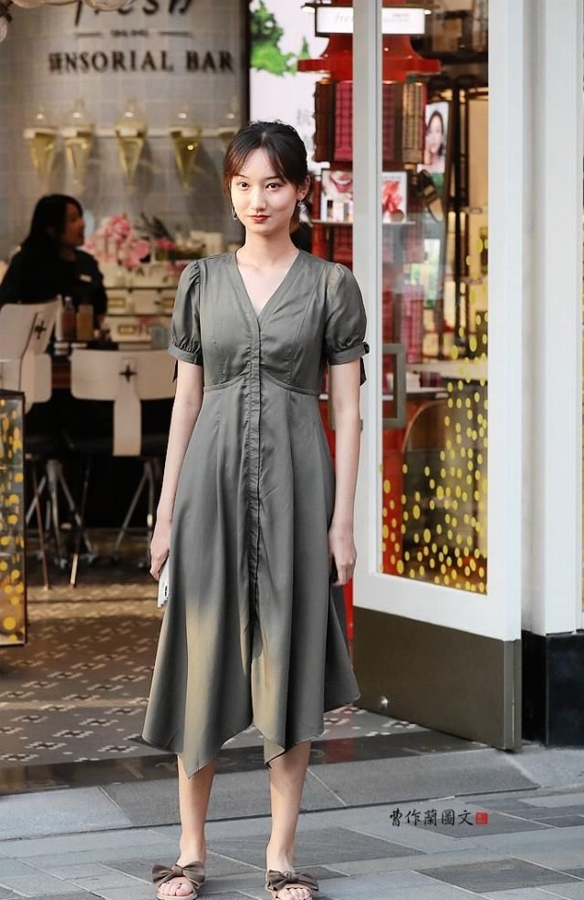 #能进能退#街拍：美女的这条连衣裙，贵在得体