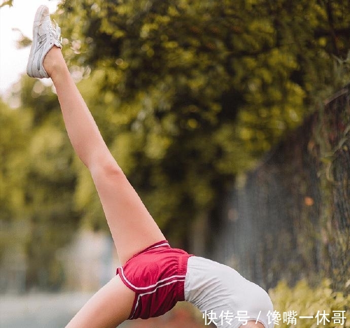 「会显得」街拍能抱得动闺蜜,小姐姐健身效果很显著啊!