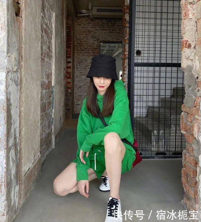  [气质]女人过了40岁，沈梦辰这三种服装配色不要选，穿上显黑还没气质