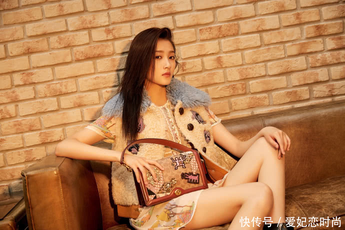 关晓彤裙子穿的太短，坐下来的瞬间好尴尬！好歹也拿块布遮一遮吧