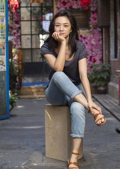 奶茶妹妹章泽天不惧路人镜头 !网友:原来素颜还可以这么美!