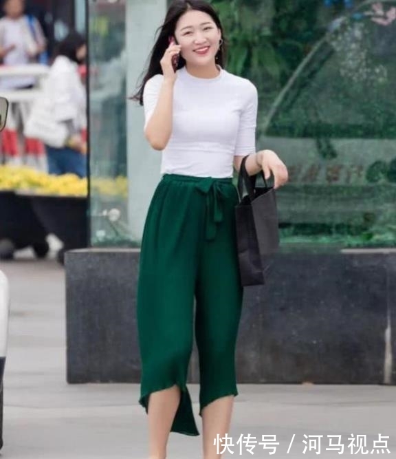  『粉色』街拍：靓女如云的小姐姐，一件白色短袖配粉色短裙，时尚女神魅力