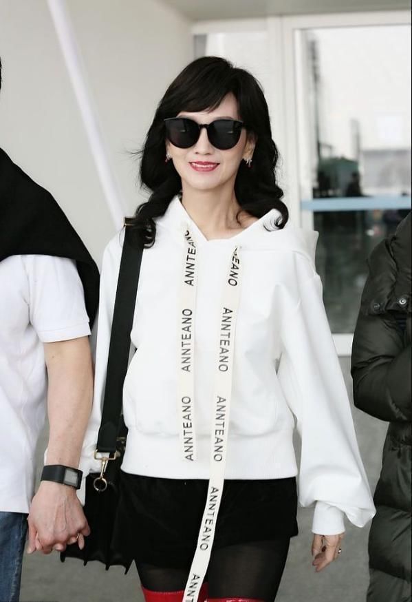 赵雅芝真疯狂！丝袜大红靴走机场，网友：20岁少女都不敢这么穿