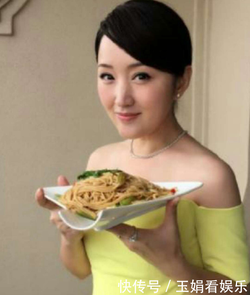 杨钰莹这个年纪，参加活动竟然还穿高跟鞋，不怕自己崴脚吗？