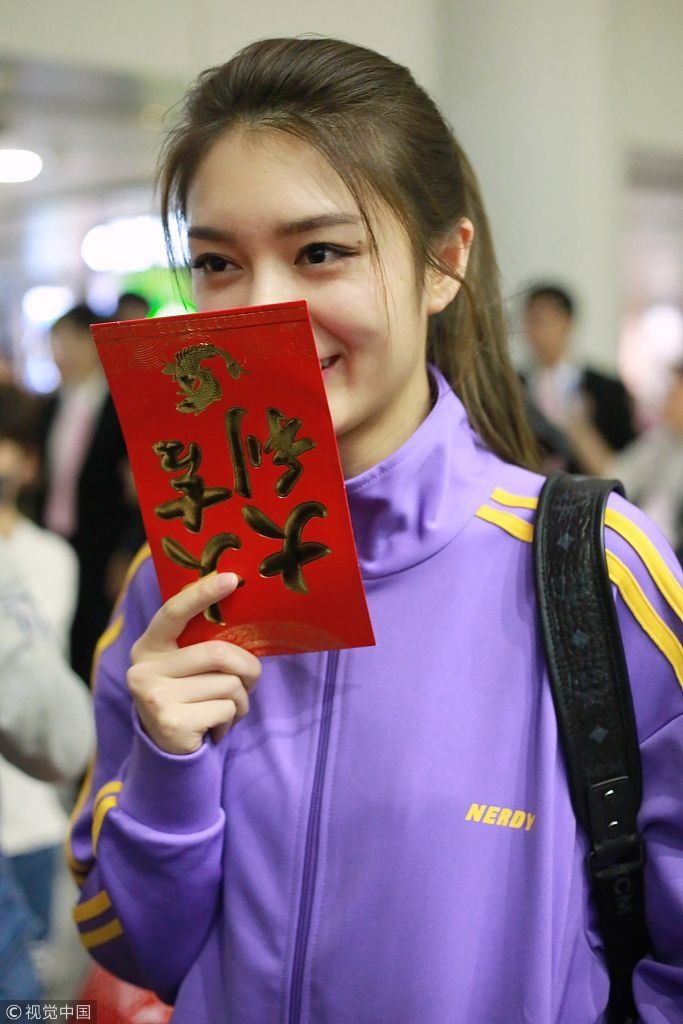 傅菁穿紫色运动装玩下衣失踪秀腿展青春  举“大吉大利”红包挡脸