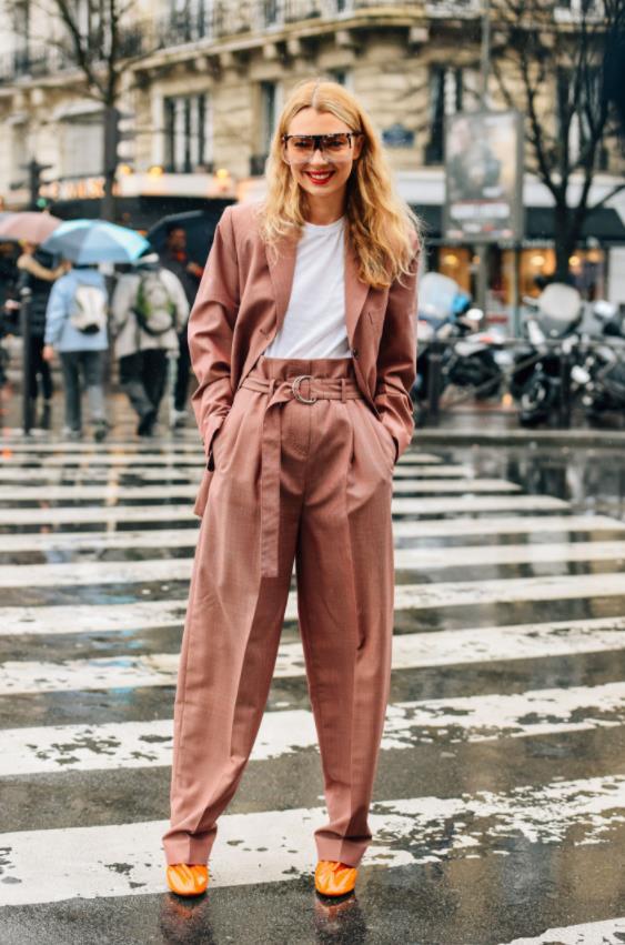 孟美岐亮相时装周,学吴谨言"充大头"却被何穗立秒?