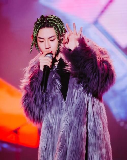 「该死」同是脏辫造型，华晨宇撩人，吴亦凡痞帅，看到千玺：这该死的魅力