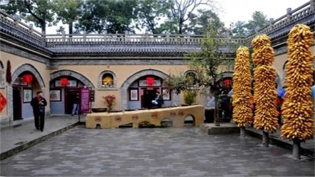 河南最奇怪的村子，房子都建在地下，下雨天怎么办？